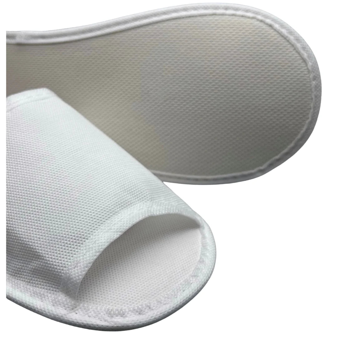 Ein Paar weiße Einweg-Slipper für Hotels und Spa – offen, hygienisch